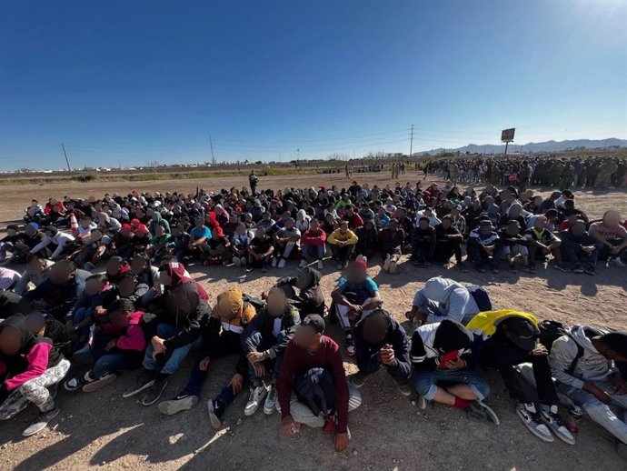 Archivo - Más de un millar de migrantes cruzan la frontera entre México y Estados Unidos
