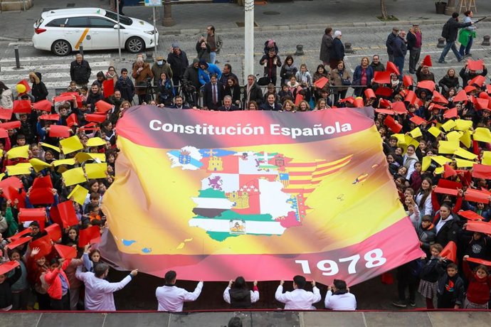 Estudiantes de Primaria conforman una bandera de España por el Día de la Constitución, en un acto celebrado en la Plaza San Francisco.