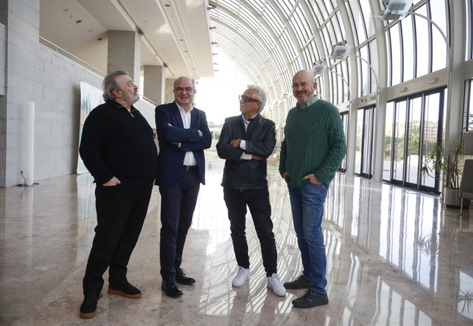 El director del Palau de la Música de Valncia, Vicente Llimerá, junto a los músicos Ximo Tebar y Nacho Mañó, y el cantante Pedro Ruy Blas, en la presentación del concierto 'Navidad Jazzy Christmas Valencia 2023' que acogerá el auditorio valenciano.