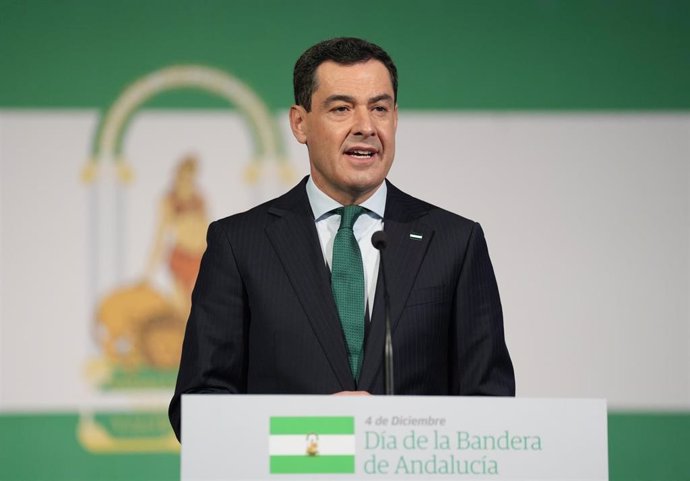 El presidente de la Junta de Andalucía, Juanma Moreno, durante su intervención en el acto por el Día de la Bandera de Andalucía. (Foto de archivo).