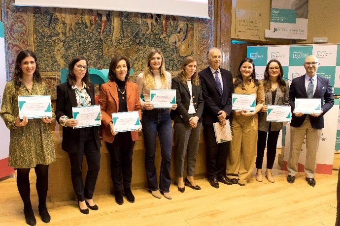 En la imagen, la cuarta de izquierda a derecha es la nutricionista de Quirónsalud Málaga Rocío Fernández, premiada en la Jornada de Investigación Quirónsalud.