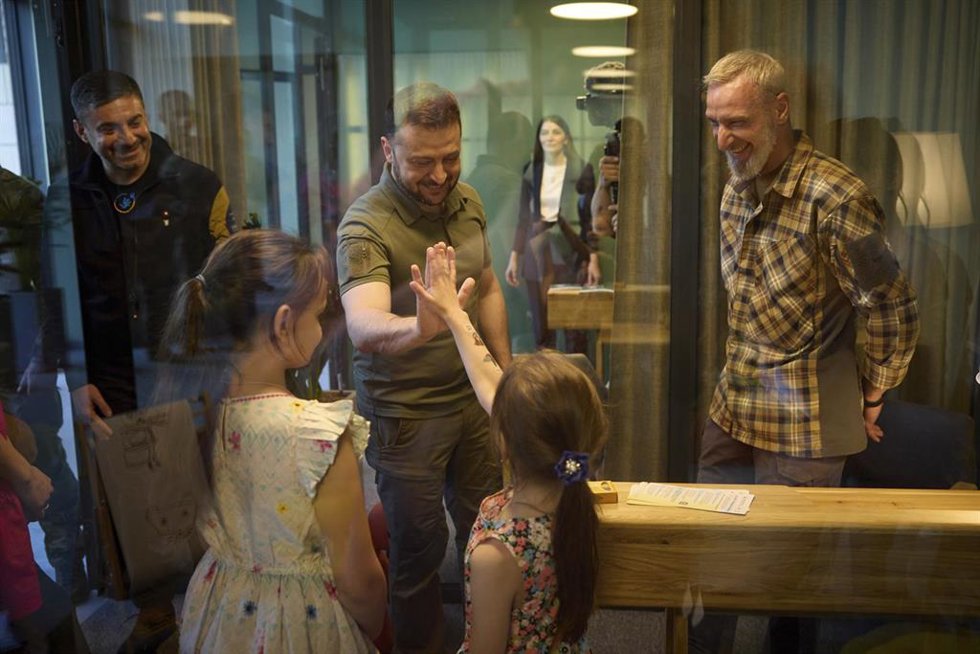 Archivo - May 31, 2023, Kiev, Kyiv Oblast, Ukraine: Ukrainian President Volodymyr Zelenskyy, center, greets children at the opening of the Center for the Protection of Children's Rights, May 31, 2023 in Kiev, Ukraine. The center is part of the Bring Kid