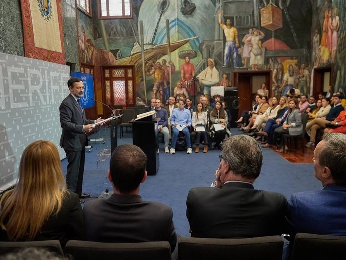 El vicepresidente primero del Cabildo de Tenerife, Lope Afonso, preside el acto de conmemoración del 45 aniversario de la Constitución española