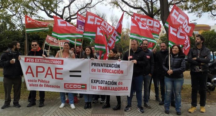 CCOO se concentra en Sevilla en protesta por la "precariedad" del colectivo de PTIS e ILSE a las puertas de la Delegación Territorial de Educación.