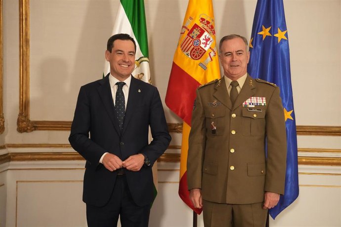 El presidente de la Junta de Andalucía recibe al teniente general Carlos Melero y Claudio, Jefe de la Fuerza Terrestre, en el Palacio de San Telmo.