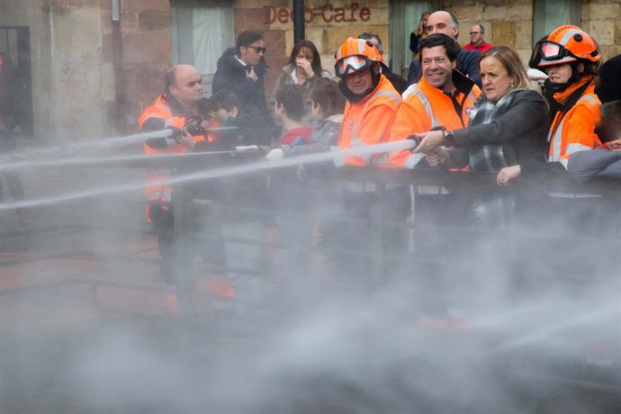 La consejera de Presidencia, Isabel Urrutia, participa en la jornada dedicada a las agrupaciones de Protección Civil
