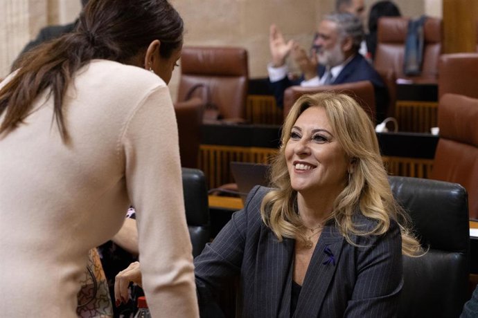 Archivo - La consejera de Inclusión Social, Juventud, Familias e Igualdad Loles López (i) habla con la consejera de Economía, Hacienda y Fondos Europeos Carolina España (d) , en el Parlamento andaluz. (Foto de archivo).