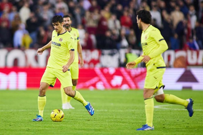 El delantero del Villarreal Gerard Moreno, ante el Sevilla en LaLiga EA Sports 2023-2024, en el Ramón Sánchez-Pizjuán. 