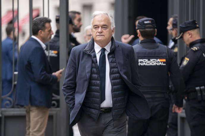 Archivo - El diputado del PP, Esteban González Pons, a su llegada al acto de jura de la Constitución ante las Cortes Generales, en el Congreso de los Diputados, a 31 de octubre de 2023, en Madrid (España). 