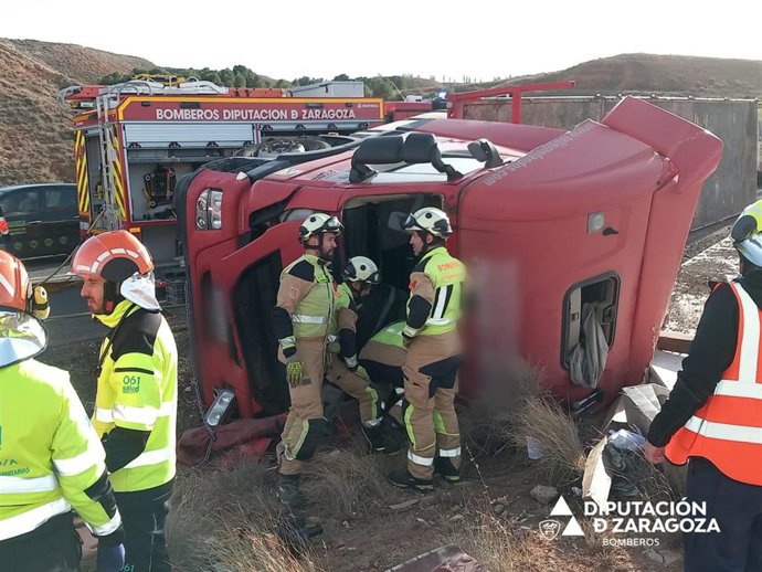 Los bomberos de la DPZ han rescatado al conductor herido.