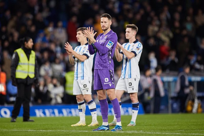 Alex Remiro and players of Real Sociedad reacts to the supporters after the LaLiga EA Sports match between Real Sociedad and Sevilla FC at Reale Arena on November 26, 2023, in San Sebastian, Spain.