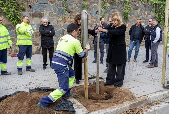La alcaldesa de Huelva, Pilar Miranda, en la plantación de árboles en los trabajos de reforestación por los daños de la borrasca 'Bernard'.