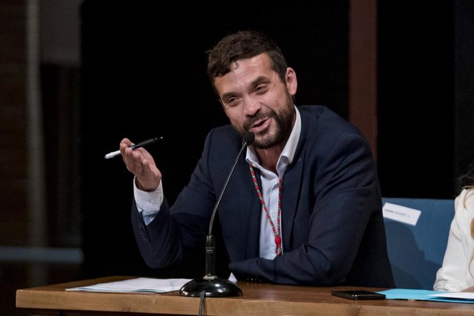 Archivo - El concejal, Jesús Santos (Ganar Alcorcón), interviene en la sesión de constitución del Ayuntamiento de Alcorcón, en el Teatro Municipal Buero Vallejo, a 17 de junio de 2023, en Alcorcón, Madrid (España). 
