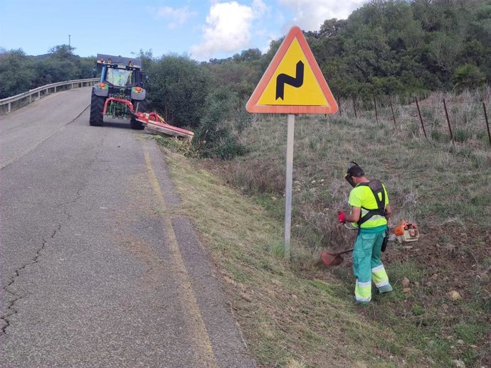 Trabajos en la vía de servicio de la A-381.