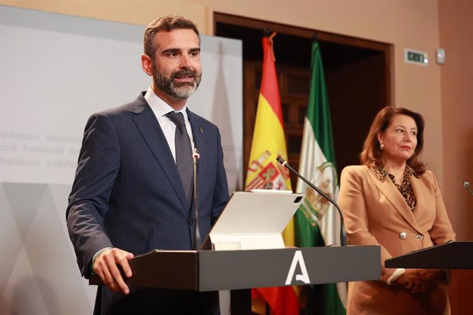 El consejero de Sostenibilidad y portavoz del Gobierno andaluz, Ramón Fernández-Pacheco, y la consejera de Agricultura, Carmen Crespo, este martes en la rueda de prensa posterior al Consejo de Gobierno. 