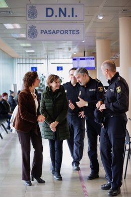 La alcaldesa gijonesa, Carmen Moriyón (Foro), visita la Comisaría del Cuerpo Nacional de Policía.