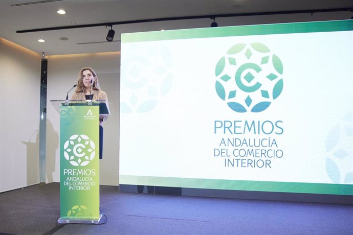 Archivo - Imagen de archivo de la consejera de Empleo, Rocío Blanco, en la entrega de los Premios Andalucía del Comercio Interior.