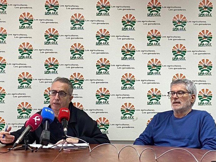 El secretario general de UPA-UCE, Ignacio Huertas, junto con José Cruz, en rueda de prensa en Mérida