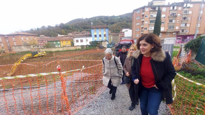 La consejera de Salud, Concepción Saavedra, visita las obras del nuevo centro de salud de Pola de Lena.