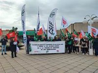 Los trabajadores de la Residencia de Tiempo Libre de Punta (Huelva) protestan ante la Junta por el cierre