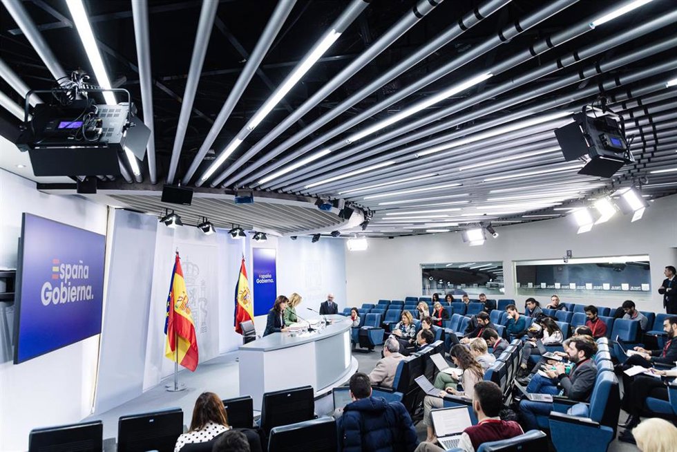 La ministra de Igualdad, Ana Redondo (i), y la ministra Portavoz y de Educación, Formación Profesional y Deporte, Pilar Alegría (d), durante una rueda de prensa posterior a la reunión del Consejo de Ministros, en el Palacio de La Moncloa, a 5 de diciemb