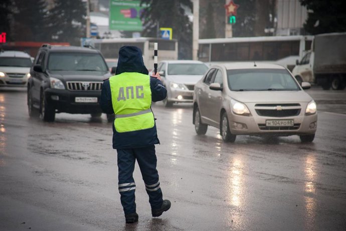 Archivo - Agente de Policía de Tráfico de Rusia