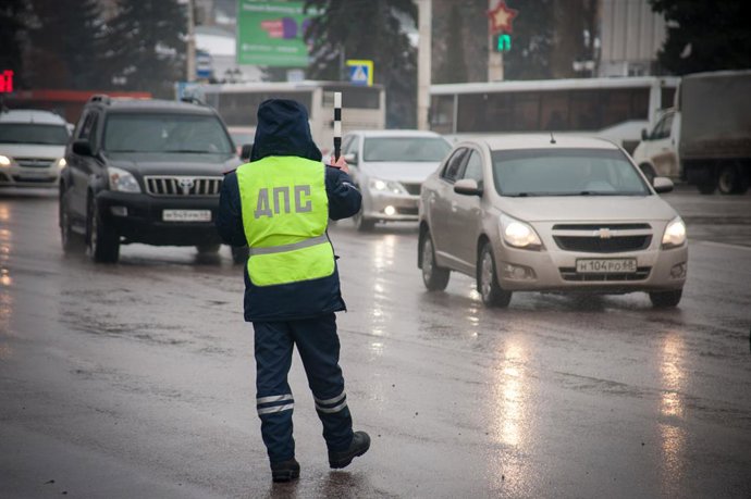 Archivo - March 6, 2019 - Tambov, Tambov region, Russia - Traffic police inspector of Russia stops the car to check the documents.