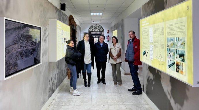La delegada de Turismo, Cultura y Deportes de la Junta de Andalucía en Huelva, Teresa Herrera, y la alcaldesa de Minas de Riotinto, Rocío Díaz, en el pasillo central del museo.