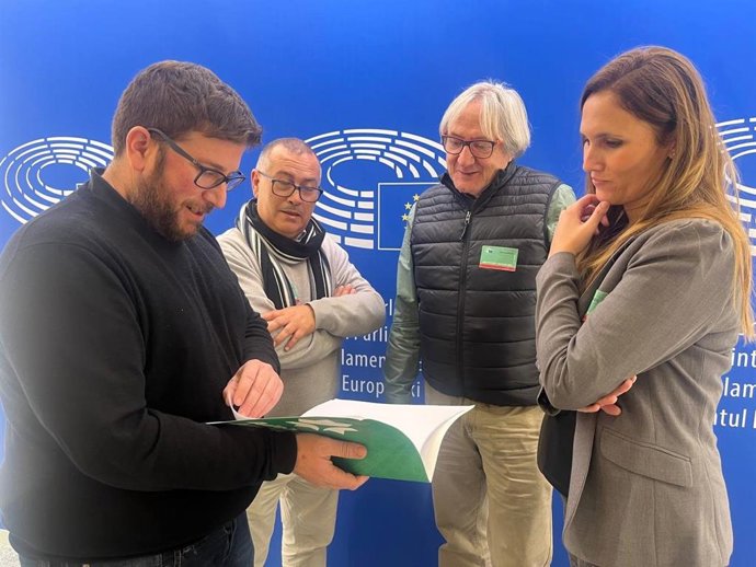 Adelante y vecinos de la Asunción exigen en Bruselas una garantía de la rehabilitación de sus viviendas en Jerez