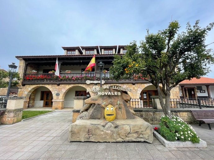 Archivo - Banco con limón, nuevo símbolo de Alfoz de Lloredo.