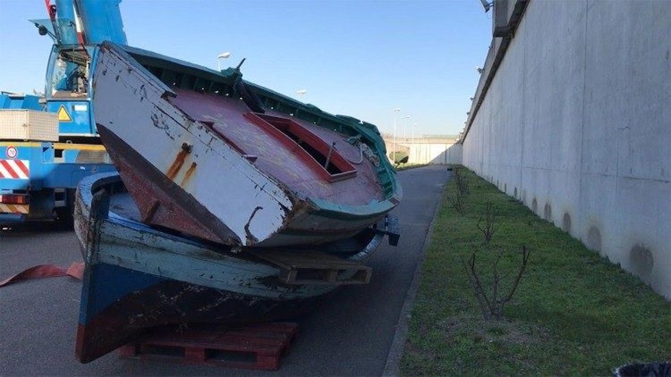 Uno de los barcos de Lampedusa del que se recupera la madera para los 'Rosarios del mar'.
