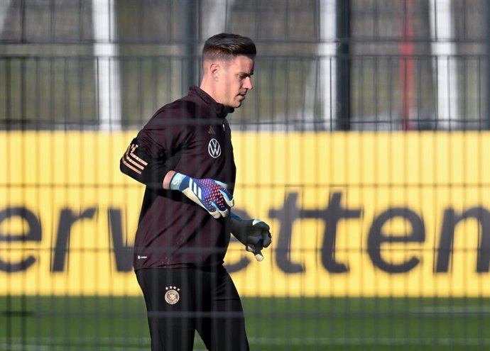 FILED - 15 November 2023, Hessen, Frankfurt/Main: Goalkeeper Marc Andre ter Stegen warms up on a side pitch during a traning session of the German national team. Barcelona goalkeeper ter Stegen may reportedly have to undergo back surgery which could also 