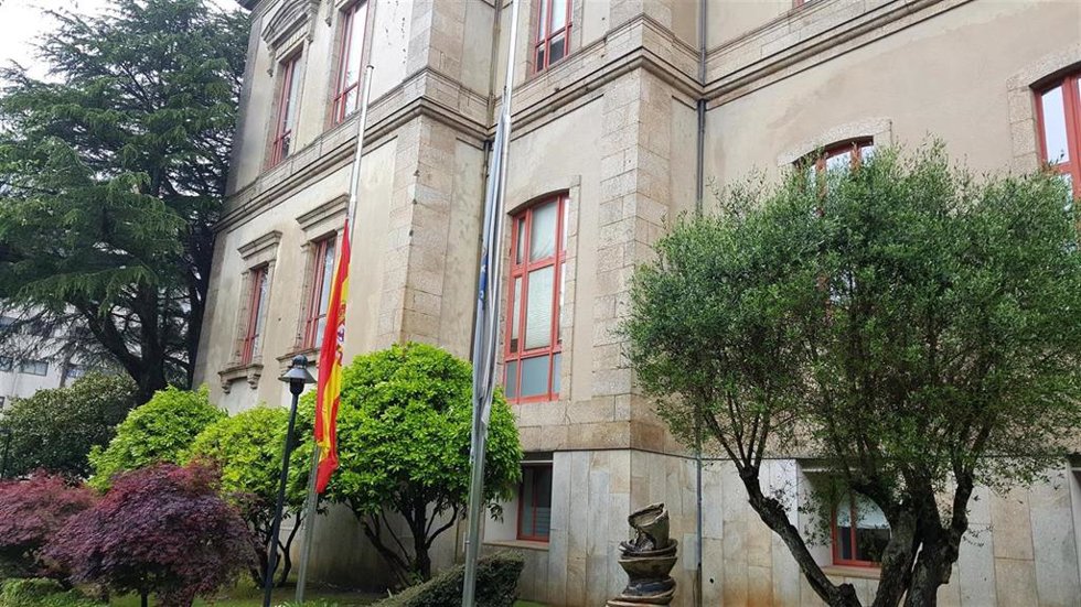 Archivo - Las banderas del Parlamento de Galicia ondean a media asta en señal de duelo