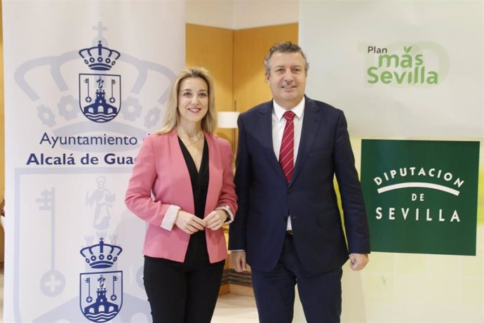 La alcaldesa de Alcalá de Guadaíra, Ana Isabel Jiménez y el presidente de la Diputación de Sevilla, Javier Fernández.