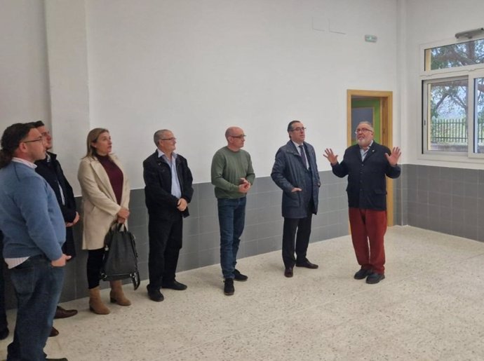 El delegado de Desarrollo Educativo y Formación Profesional y de Universidad, Investigación e Innovación de la Junta en Málaga, Miguel Briones, ha visitado el centro educativo para comprobar la evolución de las obras.