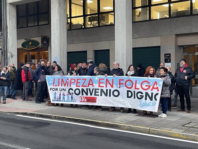 Trabajadores del sector de la limpieza en Lugo protestan a las puertas del Parlamento de Galicia. Santiago de Compostela.