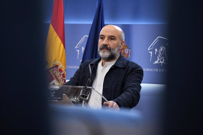 El diputado de BNG Néstor Rego durante una rueda de prensa posterior a la reunión de la Junta de Portavoces, en el Congreso de los Diputados, a 28 de noviembre de 2023, en Madrid (España).