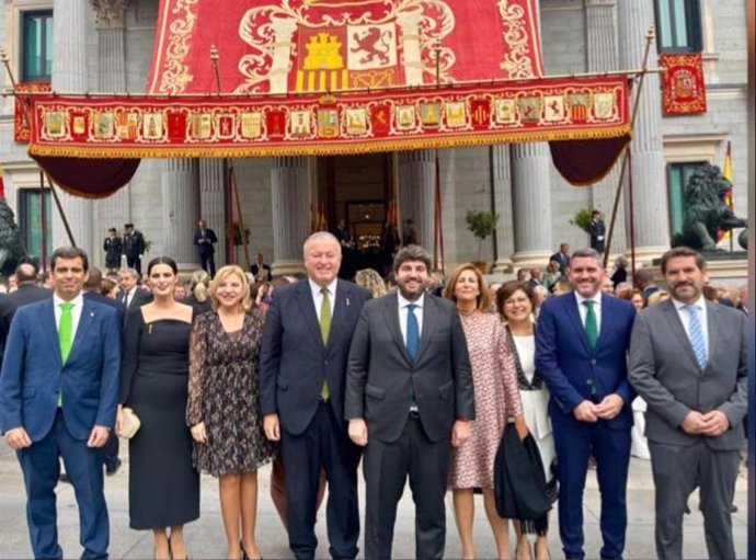 Los cuatro diputados y los cuatro senadores en la puerta del Congreso con el presidente de la Región, Fernando López Miras