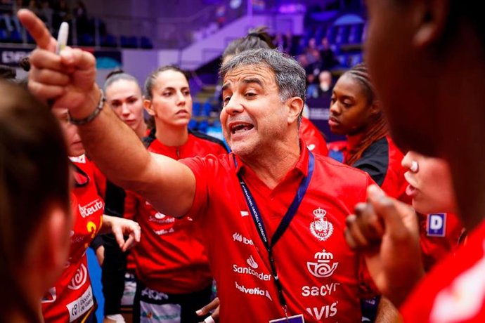 Ambros Martín da instrucciones en un partido de la selección femenina de balonmano.