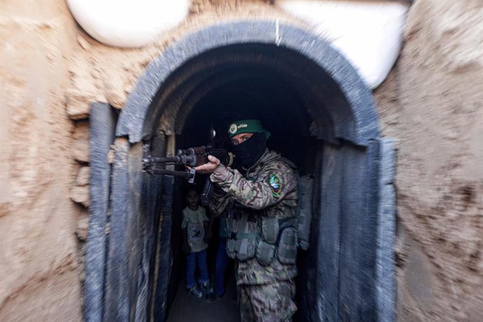 Archivo - July 19, 2023, Gaza, Palestine: A fighter from Izz al-Din al-Qassam stands in front of a tunnel during an exhibition of weapons, missiles and heavy equipment for the military wing of Hamas in the Maghazi camp in the central Gaza Strip, during 