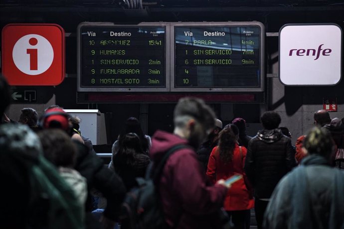 Decenas de personas esperan a que se restablezca el servicio en la estación de Puerta de Atocha-Almudena Grandes.