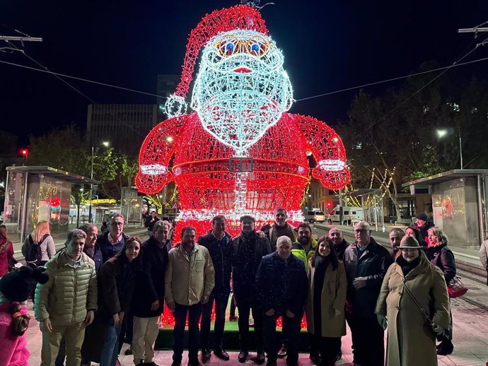 Inauguración de un Papá Noel gigante en la plaza de las Batallas