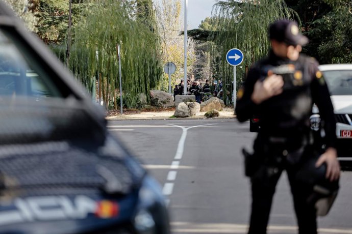 Archivo - Un agente de Policía Nacional frente a la embajada de Ucrania tras ser acordonada, a 2 de diciembre de 2022, en Madrid (España). La Embajada de Ucrania en Madrid ha sido acordonada y desalojada tras recibir un nuevo paquete sospechoso con rest