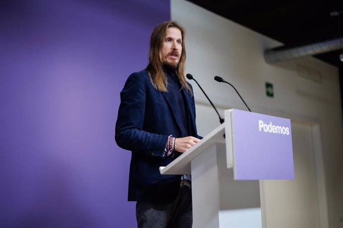 El portavoz de Podemos, Pablo Fernández, ofrece una rueda de prensa, en la sede de Podemos, a 4 de diciembre de 2023, en Madrid (España). 