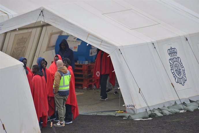 Varios migrantes en el Centro de Acogida Temporal de Extranjeros, a 27 de noviembre de 2023, en San Andrés, El Hierro, Islas Canarias (España).  