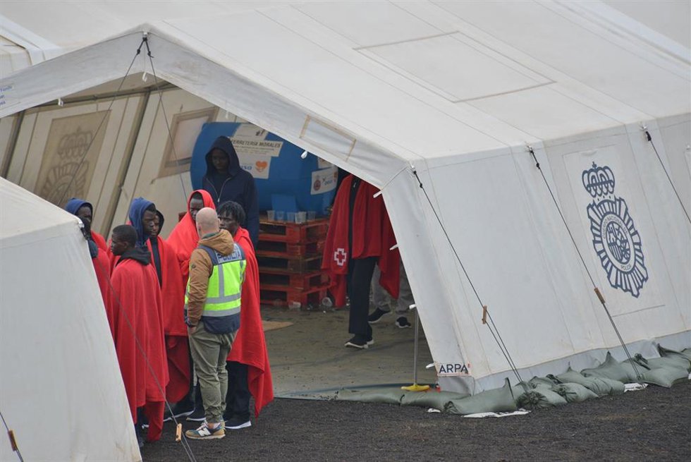 Varios migrantes en el Centro de Acogida Temporal de Extranjeros, a 27 de noviembre de 2023, en San Andrés, El Hierro, Islas Canarias (España).  