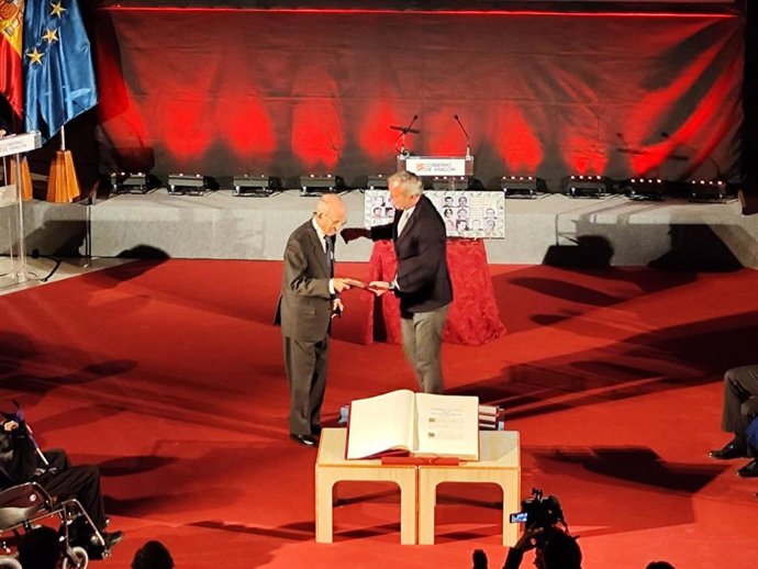 Hipólito Gómez recoge el premio 'Gabriel Cisneros' del presidente de Aragón, Jorge Azcón