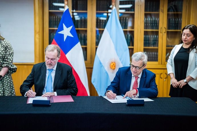 El ministro de Exteriores de Chile, Alberto van Klaveren, y el embajador de Argentina en Chile, Rafael Bielsa