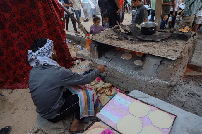 GAZA, Nov. 6, 2023  -- A man makes bread inside one of the shelters for displaced people in the southern Gaza Strip city of Khan Younis, Nov. 5, 2023. The total number of Palestinian deaths in Gaza reached 10,022 since the latest round of Hamas-Israel con
