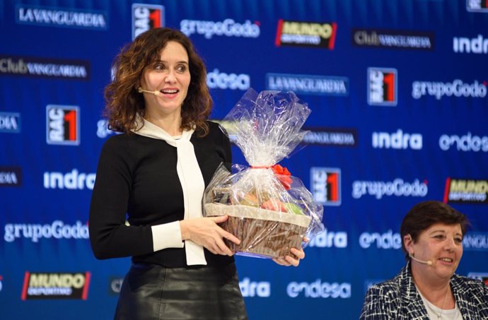 La presidenta de la Comunitat de Madrid, Isabel Díaz Ayuso, rep una cistella de fruites, després d'un debat de La Vanguardia, a 5 de desembre de 2023, a Barcelona, Catalunya (Espanya)